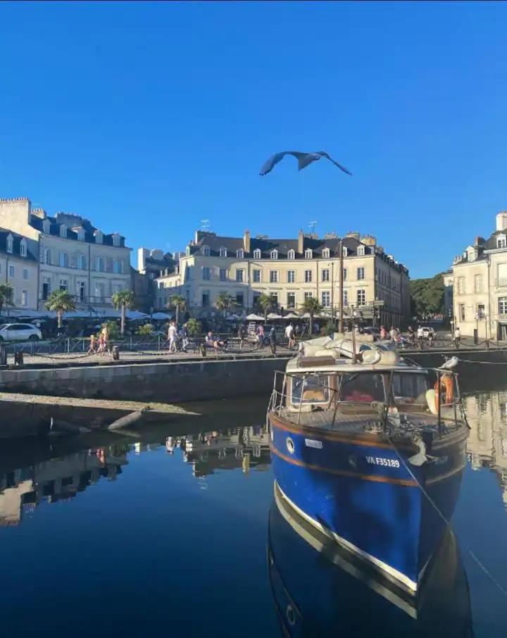Ferienwohnung Laroche Grand Duplex Dans Le Centre Historique Avec Garage Vannes Exterior foto