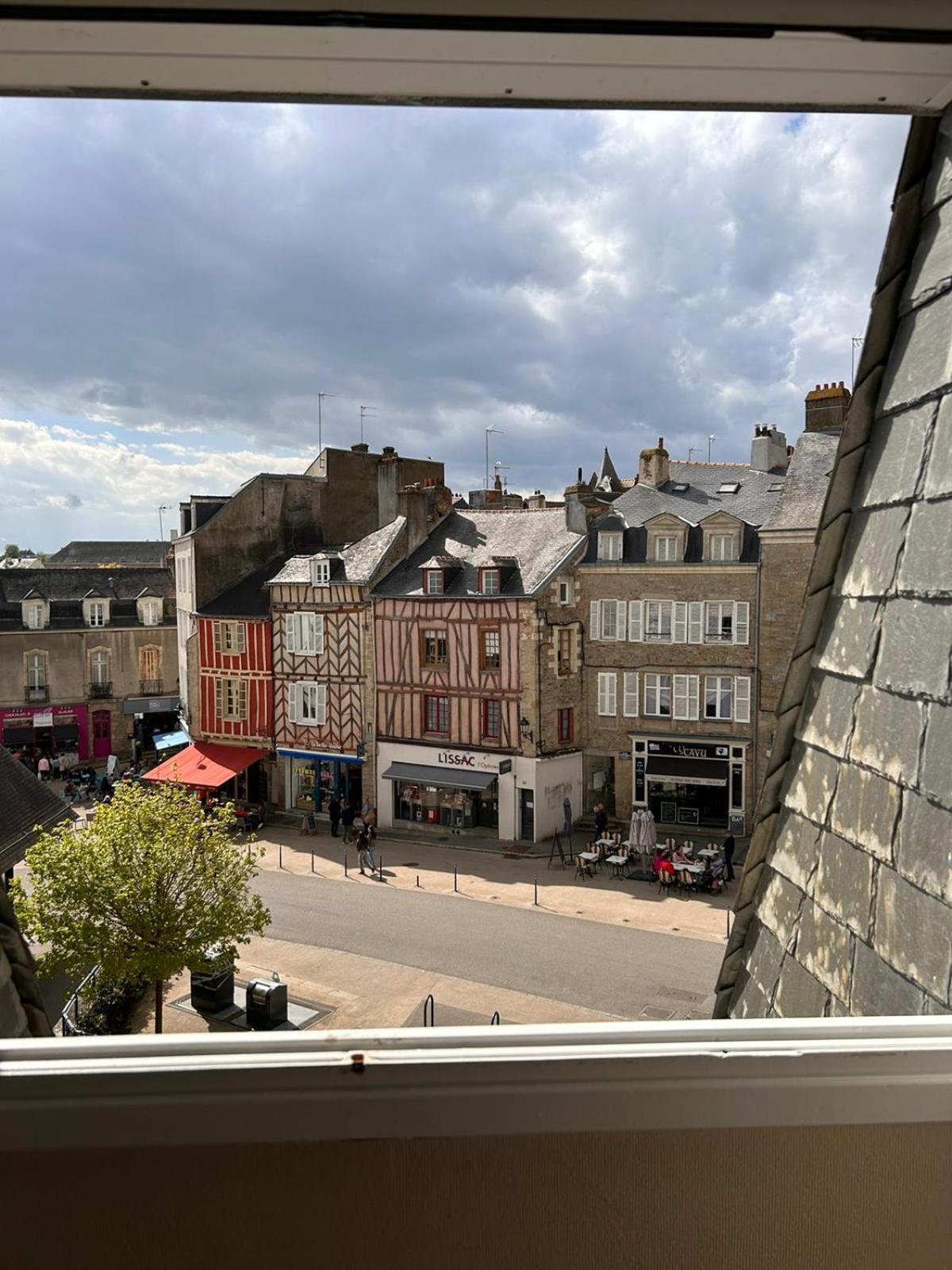 Ferienwohnung Laroche Grand Duplex Dans Le Centre Historique Avec Garage Vannes Exterior foto