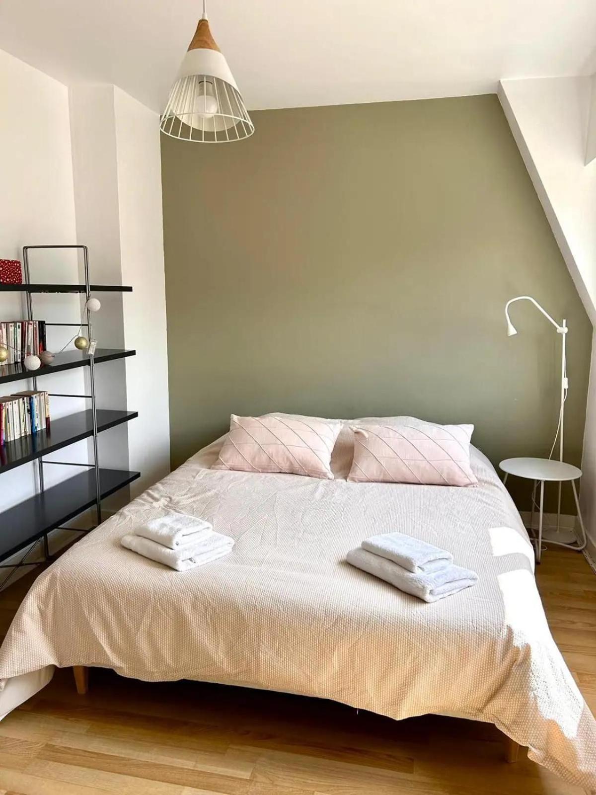 Ferienwohnung Laroche Grand Duplex Dans Le Centre Historique Avec Garage Vannes Exterior foto